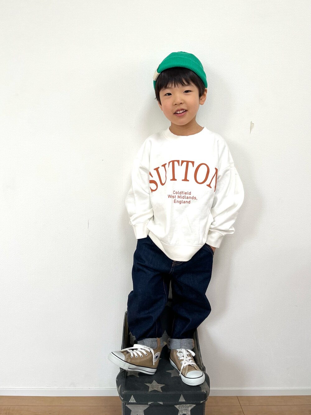 ベージュ系のブルゾン、ホワイト系のスウェット、ブルー系のデニムパンツを着用したキッズの冬コーディネートの3枚目の写真