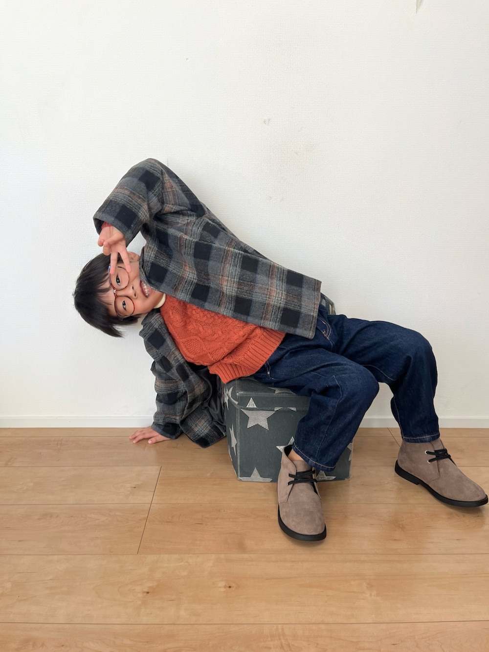 その他のジャケット/アウター、レッド系のニット/セーター、ホワイト系のニット/セーターを着用したキッズの秋コーディネートの4枚目の写真