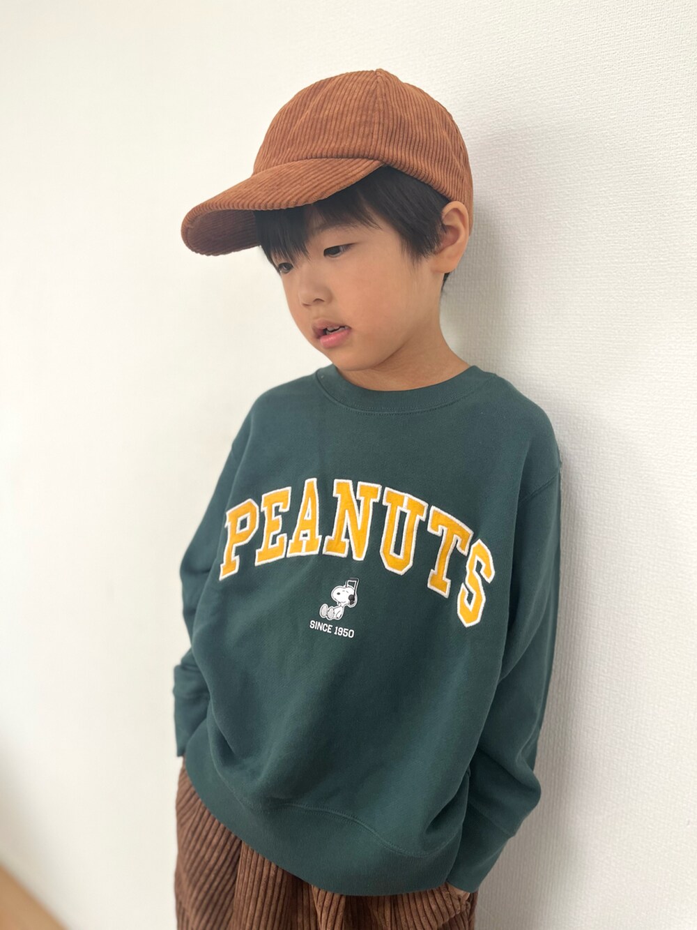 グリーン系のスウェット、ブラウン系のその他パンツ、ブラック系のスリッポンを着用したキッズの秋コーディネートの4枚目の写真