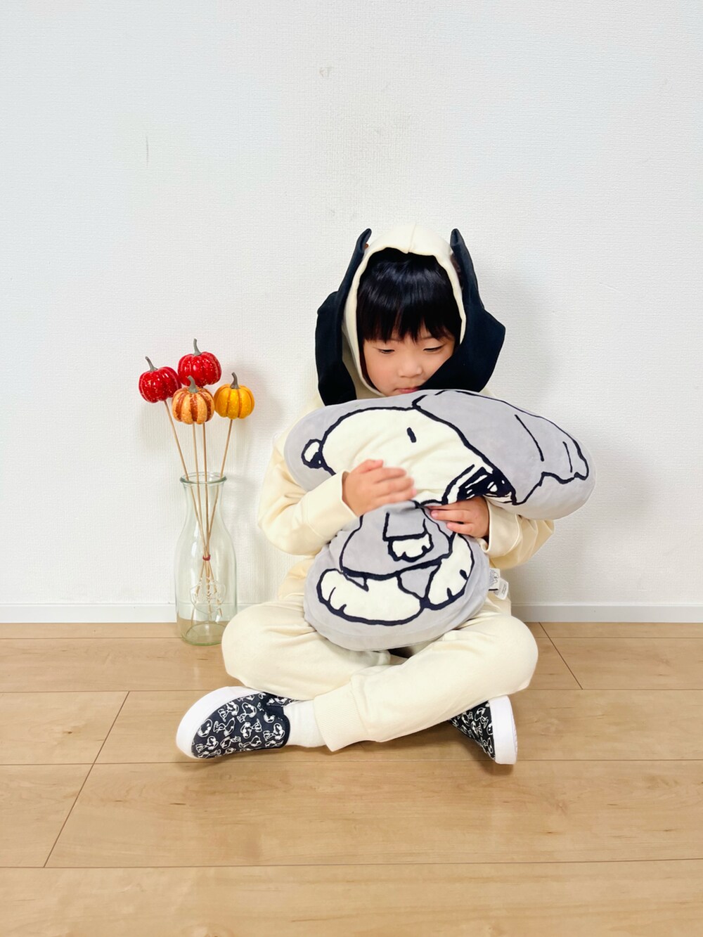 「WEARハロウィン2022、ハロウィン、セットアップ、スヌーピー、シンプルコーデ、カジュアルコーデ、ワントーンコーデ、秋冬コーデ、ビッグシルエット、LOWRYS FARM、パーカー、ロゴスウェット、スウェットパンツ、スリッポン、スニーカー」｜「LOWRYS FARMのＵＳＡウラケロゴフーディ　227843（Tシャツ/カットソー、ホワイト系）」を使った、kotaさん（キッズ・100cm）の秋コーディネートの2枚目の写真