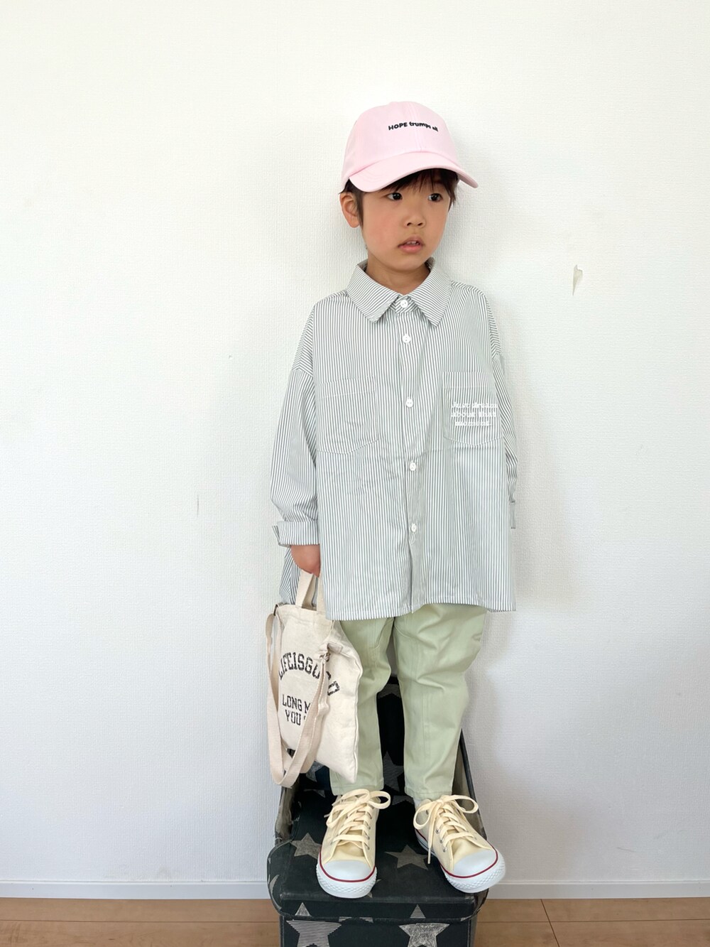グリーン系のシャツ/ブラウス、グリーン系のその他パンツ、ホワイト系のショルダーバッグを着用したキッズの春コーディネートの2枚目の写真