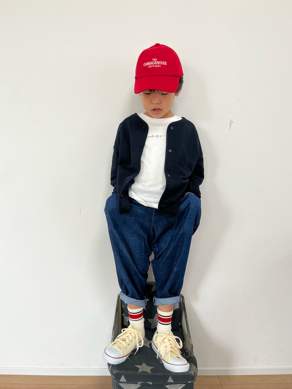 ブラック系のカーディガン/ボレロ、ベージュ系のTシャツ/カットソー、ブルー系のその他パンツを着用したキッズの秋コーディネートの3枚目の写真