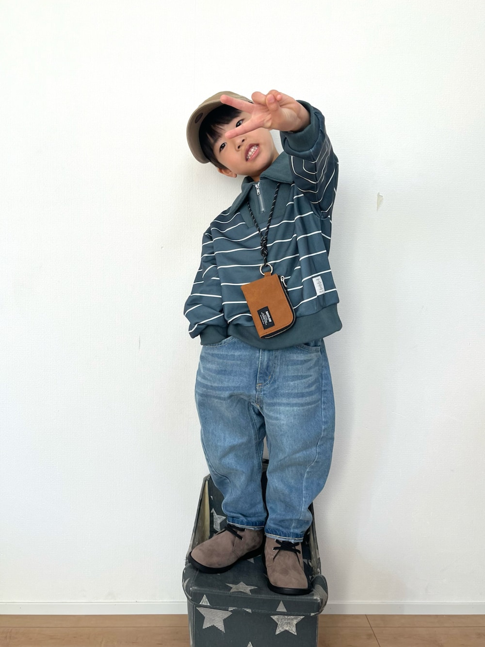 グリーン系のTシャツ/カットソー、ブルー系のデニムパンツ、ブラウン系のその他シューズを着用したキッズの冬コーディネートの4枚目の写真