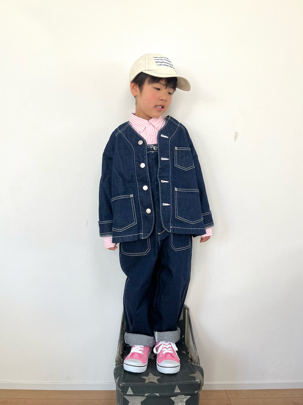 ブルー系のデニムジャケット、ピンク系のシャツ/ブラウス、ブルー系のサロペット/オーバーオールを着用したキッズの春コーディネートの2枚目の写真