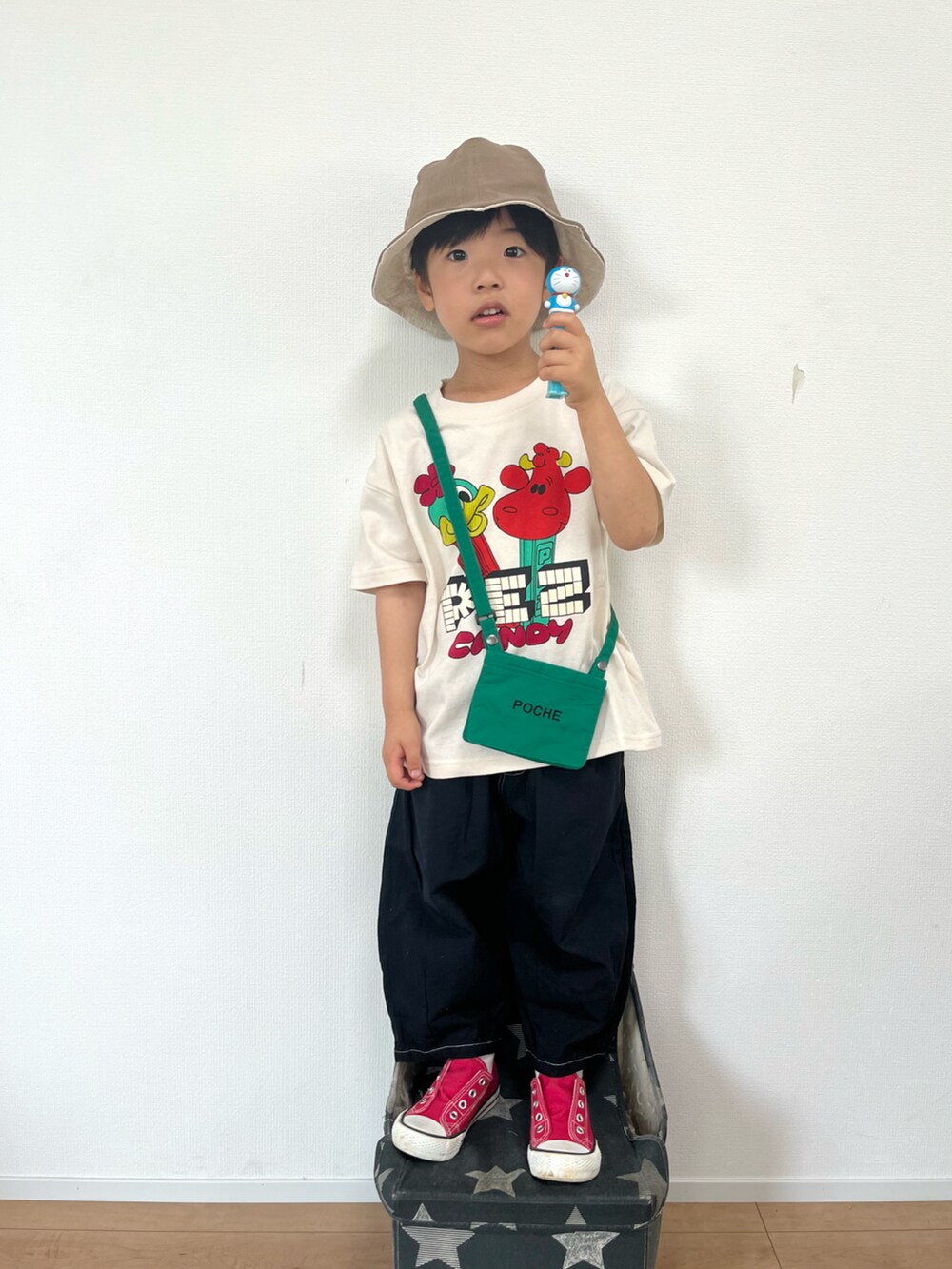 ホワイト系のTシャツ/カットソー、グリーン系のショルダーバッグ、ブラック系のその他パンツを着用したキッズの夏コーディネートの2枚目の写真