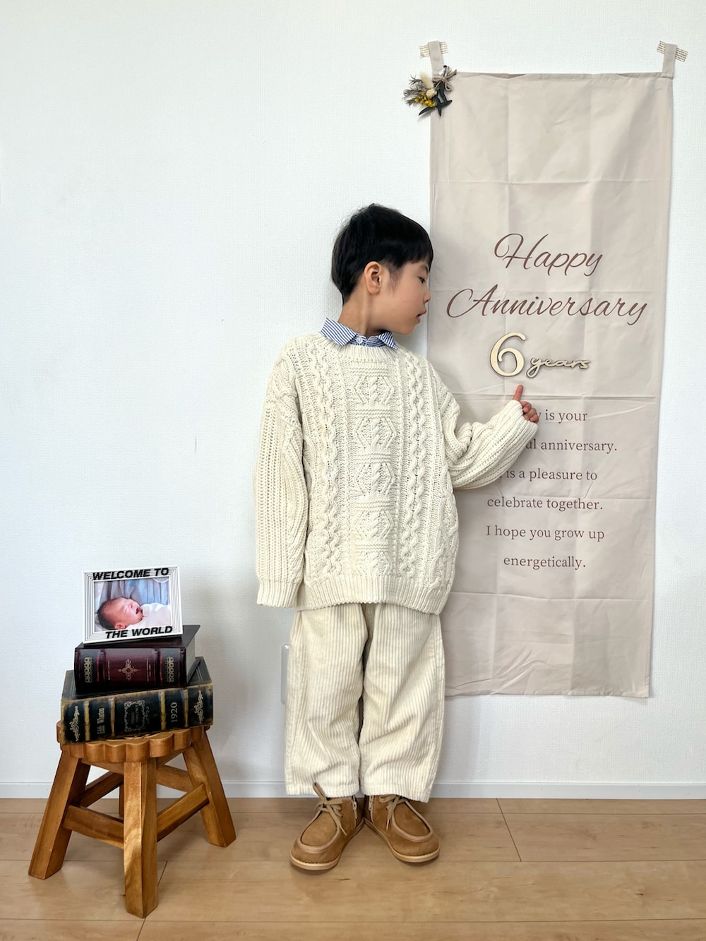 ホワイト系のニット/セーター、ブルー系のシャツ/ブラウス、ホワイト系のその他パンツを着用したキッズの冬コーディネートの3枚目の写真