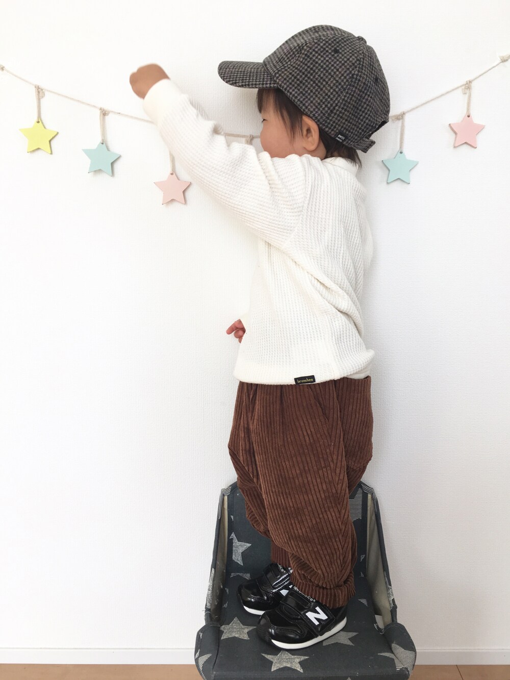 グリーン系のスウェット、ブラウン系のその他パンツ、ブラック系のスリッポンを着用したキッズの秋コーディネートの5枚目の写真