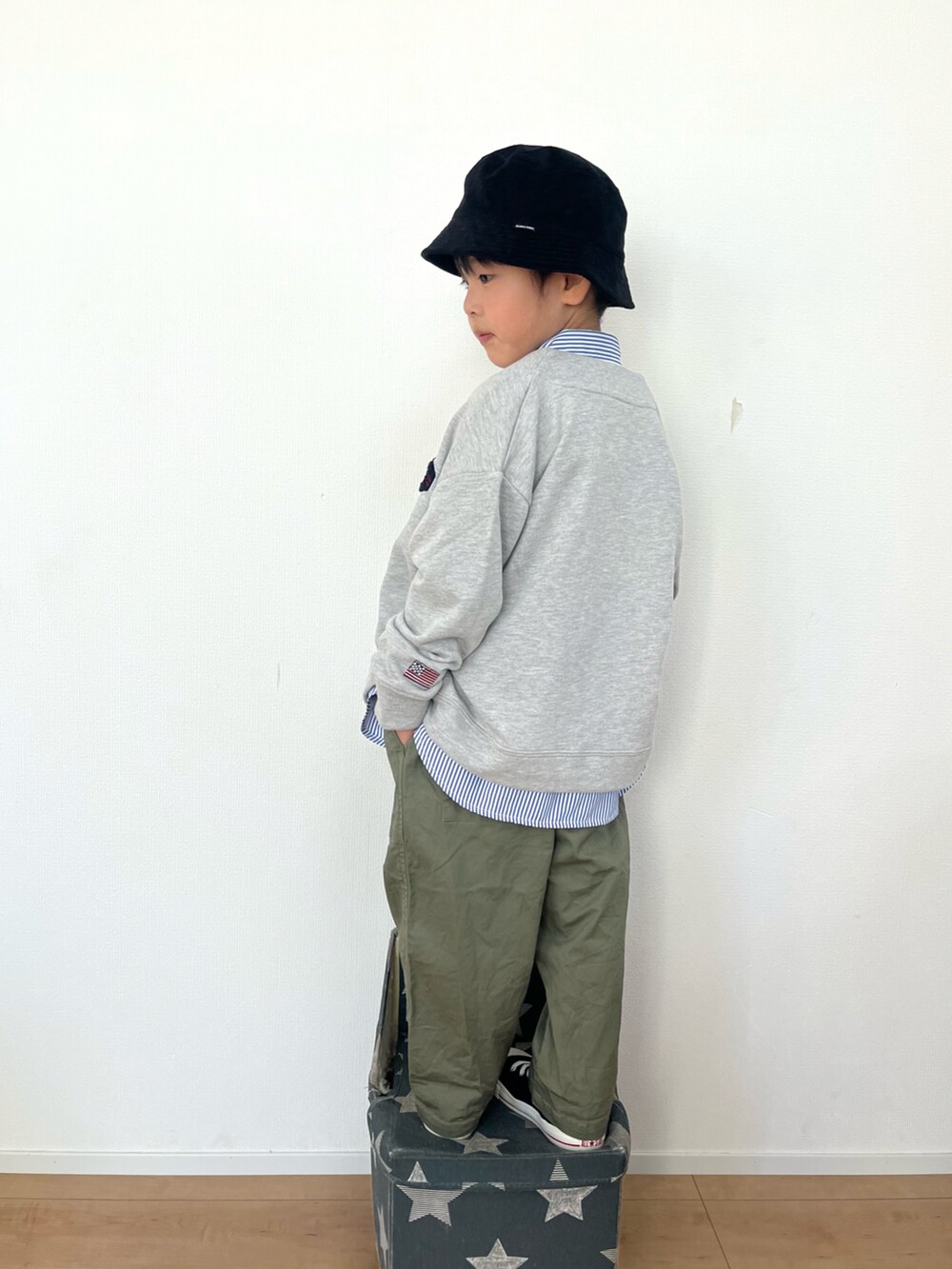 グレー系のカーディガン/ボレロ、ブルー系のシャツ/ブラウス、グリーン系のその他パンツを着用したキッズの秋コーディネートの3枚目の写真