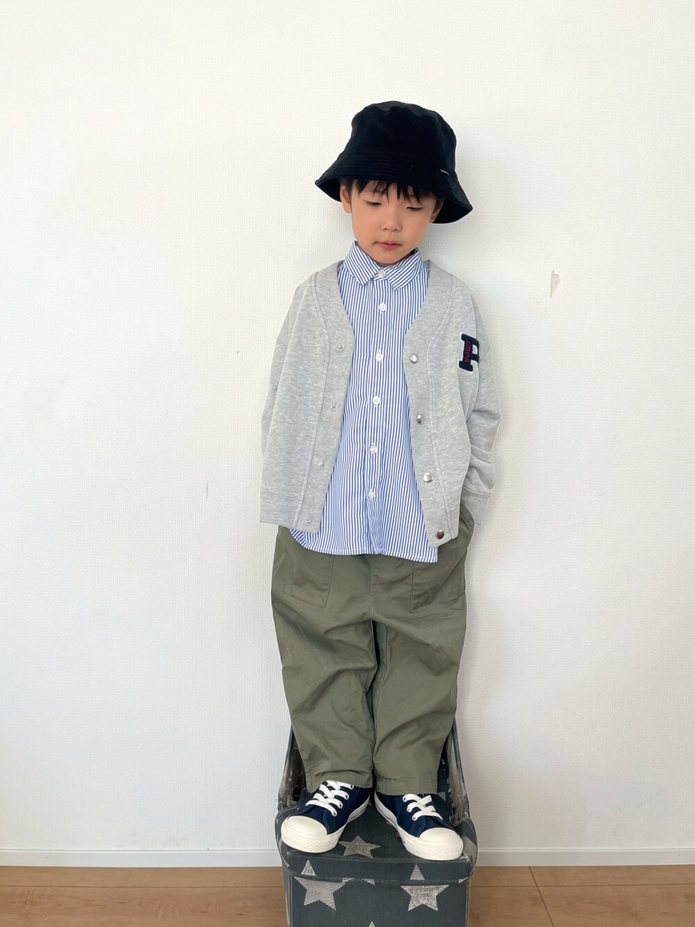 グレー系のカーディガン/ボレロ、ブルー系のシャツ/ブラウス、グリーン系のその他パンツを着用したキッズの秋コーディネートの2枚目の写真