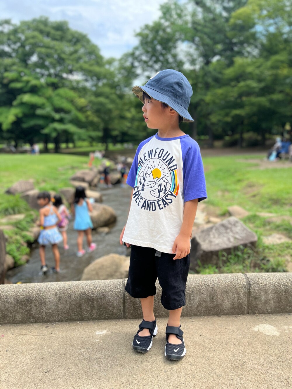 パープル系のTシャツ/カットソー、グレー系のその他パンツ、ブラック系のサンダルを着用したキッズの夏コーディネートの2枚目の写真