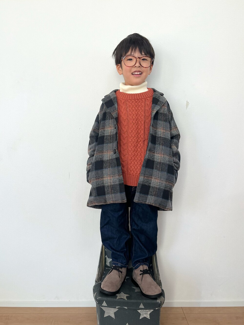 その他のジャケット/アウター、レッド系のニット/セーター、ホワイト系のニット/セーターを着用したキッズの秋コーディネートの2枚目の写真