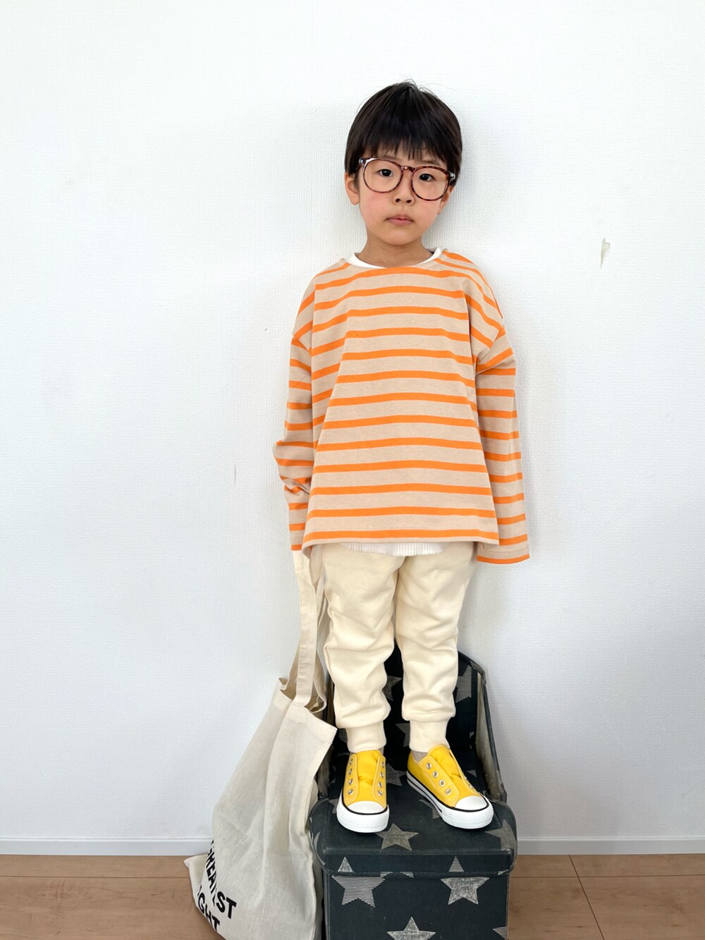 オレンジ系のTシャツ/カットソー、ホワイト系のTシャツ/カットソー、ホワイト系のその他パンツを着用したキッズの冬コーディネートの2枚目の写真