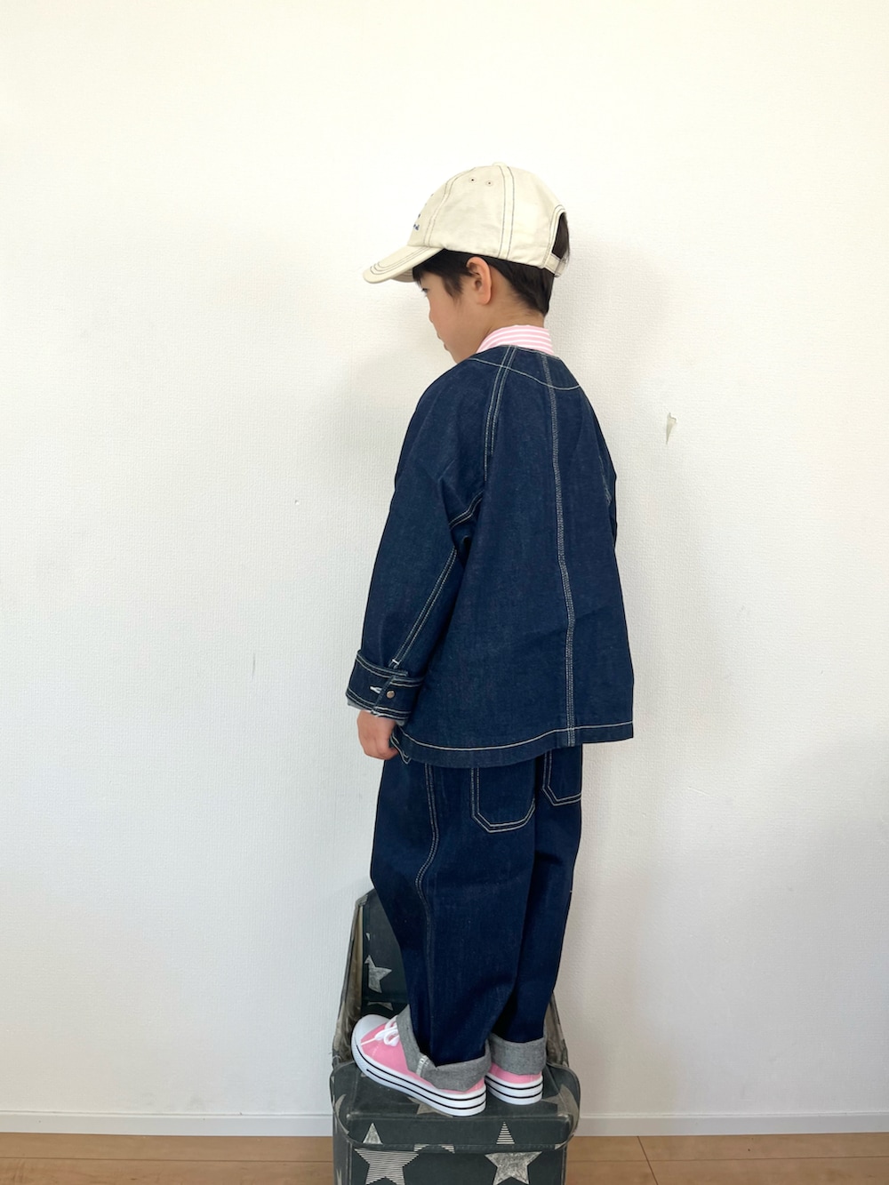 ブルー系のデニムジャケット、ピンク系のシャツ/ブラウス、ブルー系のサロペット/オーバーオールを着用したキッズの春コーディネートの3枚目の写真