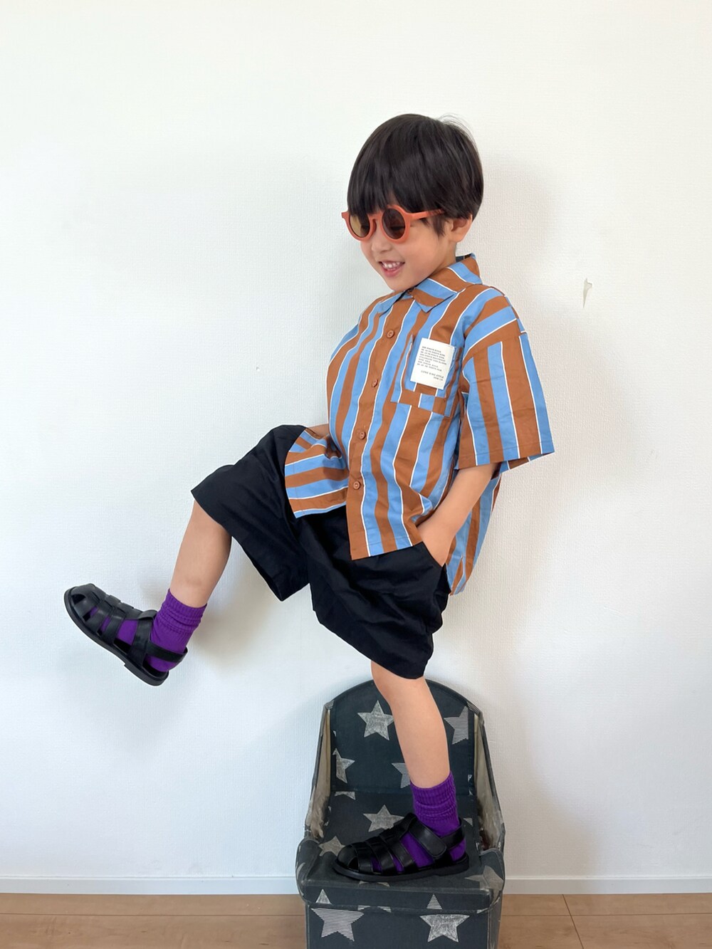 その他のシャツ/ブラウス、ブラック系のその他パンツ、ブラック系のサンダルを着用したキッズの夏コーディネートの3枚目の写真