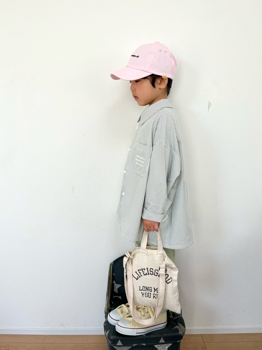 グリーン系のシャツ/ブラウス、グリーン系のその他パンツ、ホワイト系のショルダーバッグを着用したキッズの春コーディネートの3枚目の写真