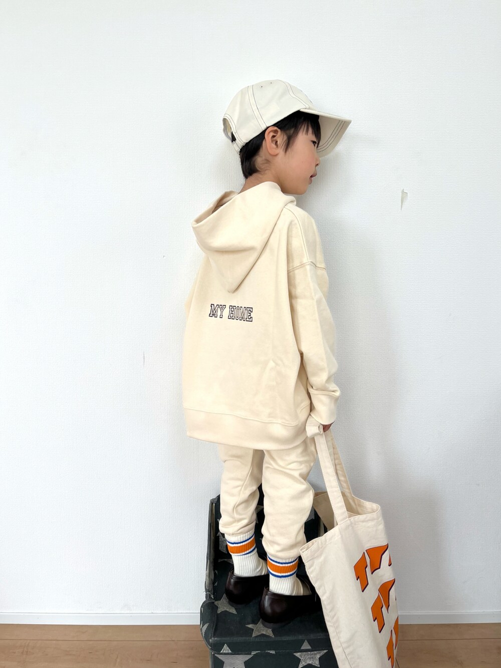 ベージュ系のトレンチコート、ホワイト系のTシャツ/カットソー、ホワイト系のその他パンツを着用したキッズの春コーディネートの4枚目の写真