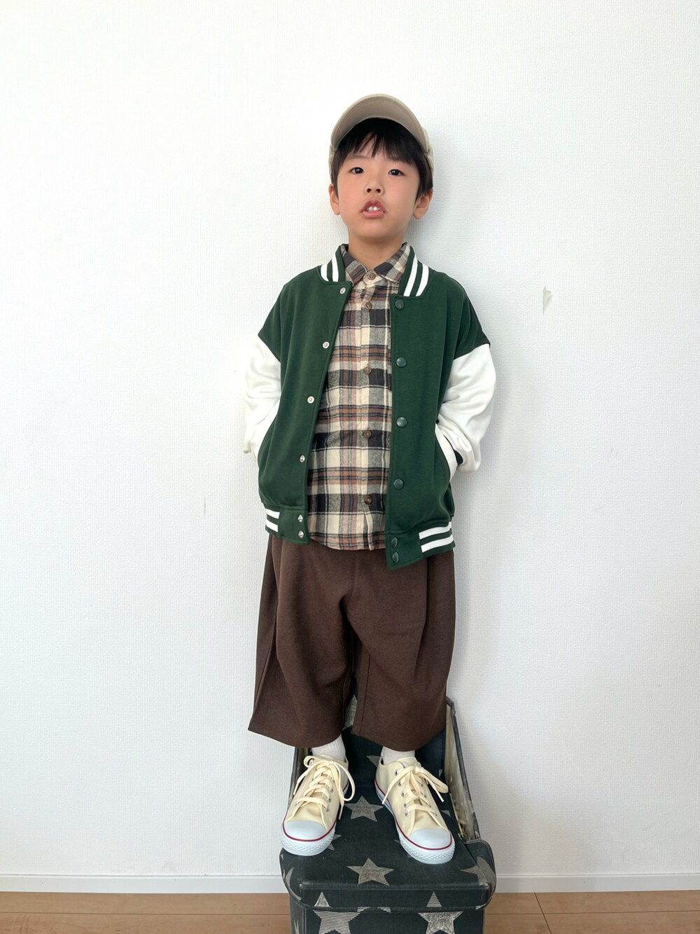 グリーン系のブルゾン、ブラウン系のシャツ/ブラウス、ブラウン系のその他パンツを着用したキッズの秋コーディネートの2枚目の写真