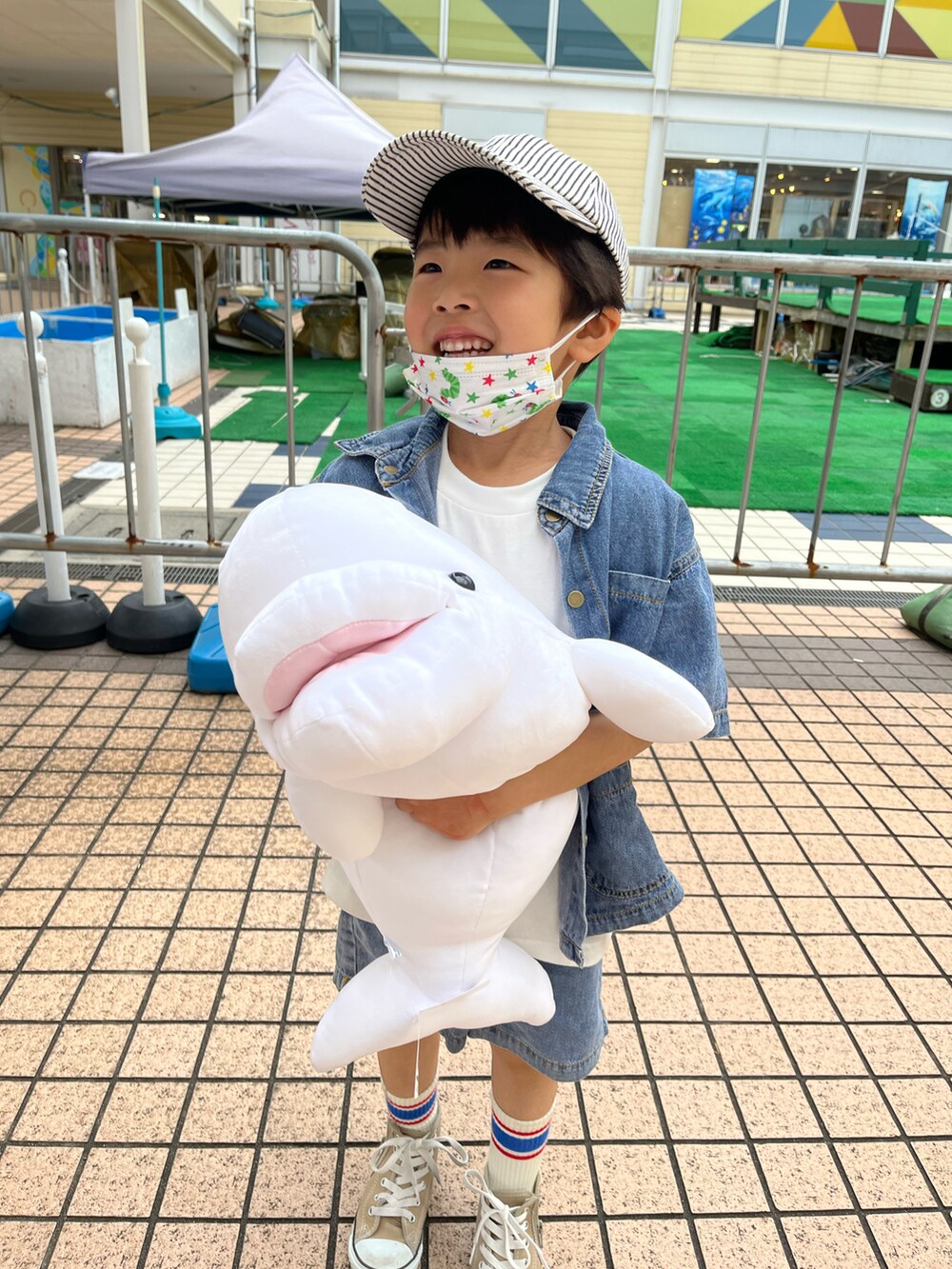 ホワイト系のTシャツ/カットソー、ブルー系のつなぎ/オールインワン、ベージュ系のスニーカーを着用したキッズの夏コーディネートの5枚目の写真