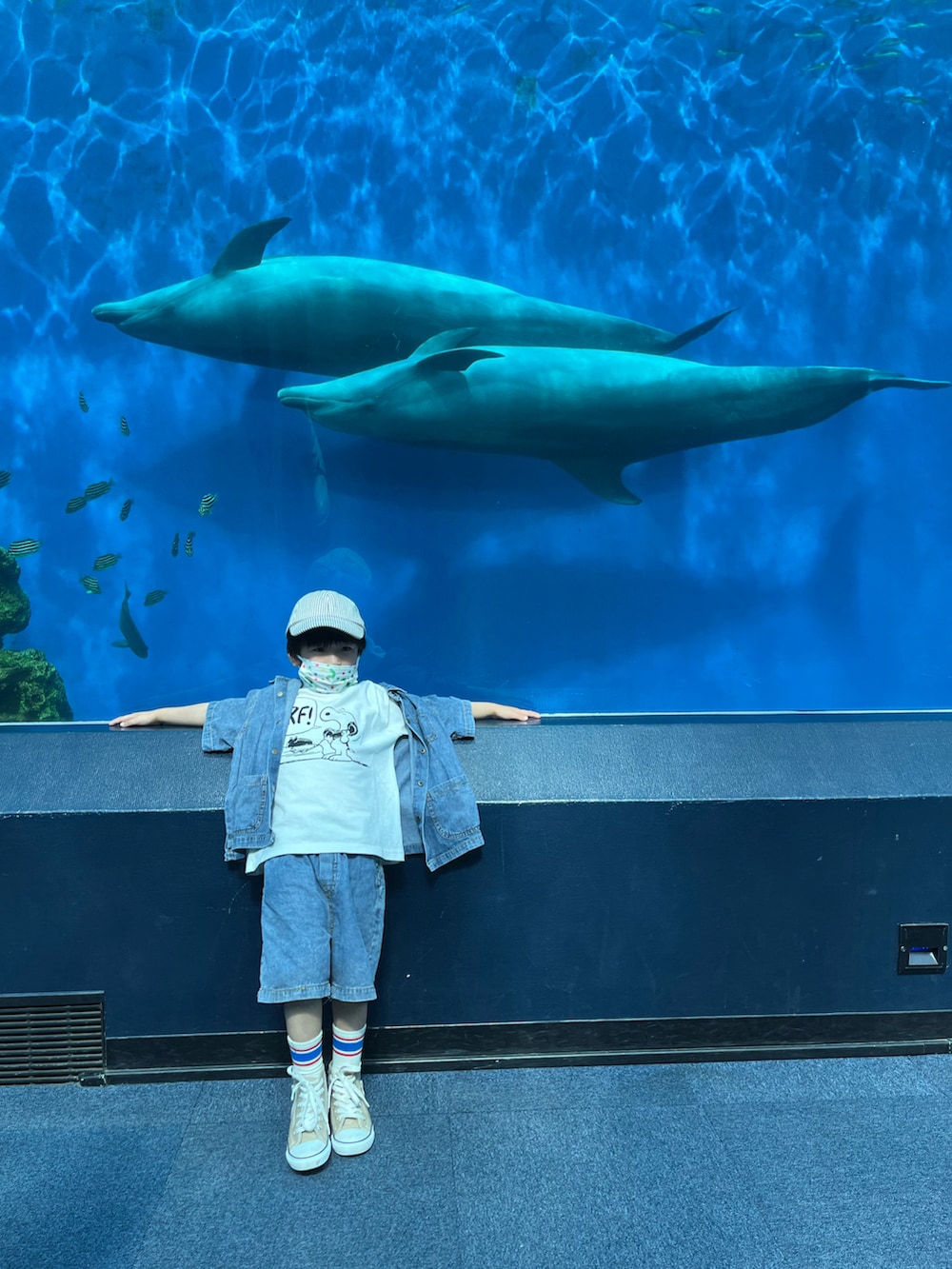 ホワイト系のTシャツ/カットソー、ブルー系のつなぎ/オールインワン、ベージュ系のスニーカーを着用したキッズの夏コーディネートの4枚目の写真