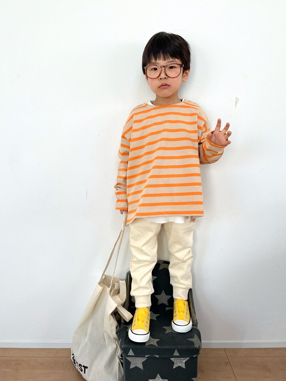 オレンジ系のTシャツ/カットソー、ホワイト系のTシャツ/カットソー、ホワイト系のその他パンツを着用したキッズの冬コーディネートの3枚目の写真