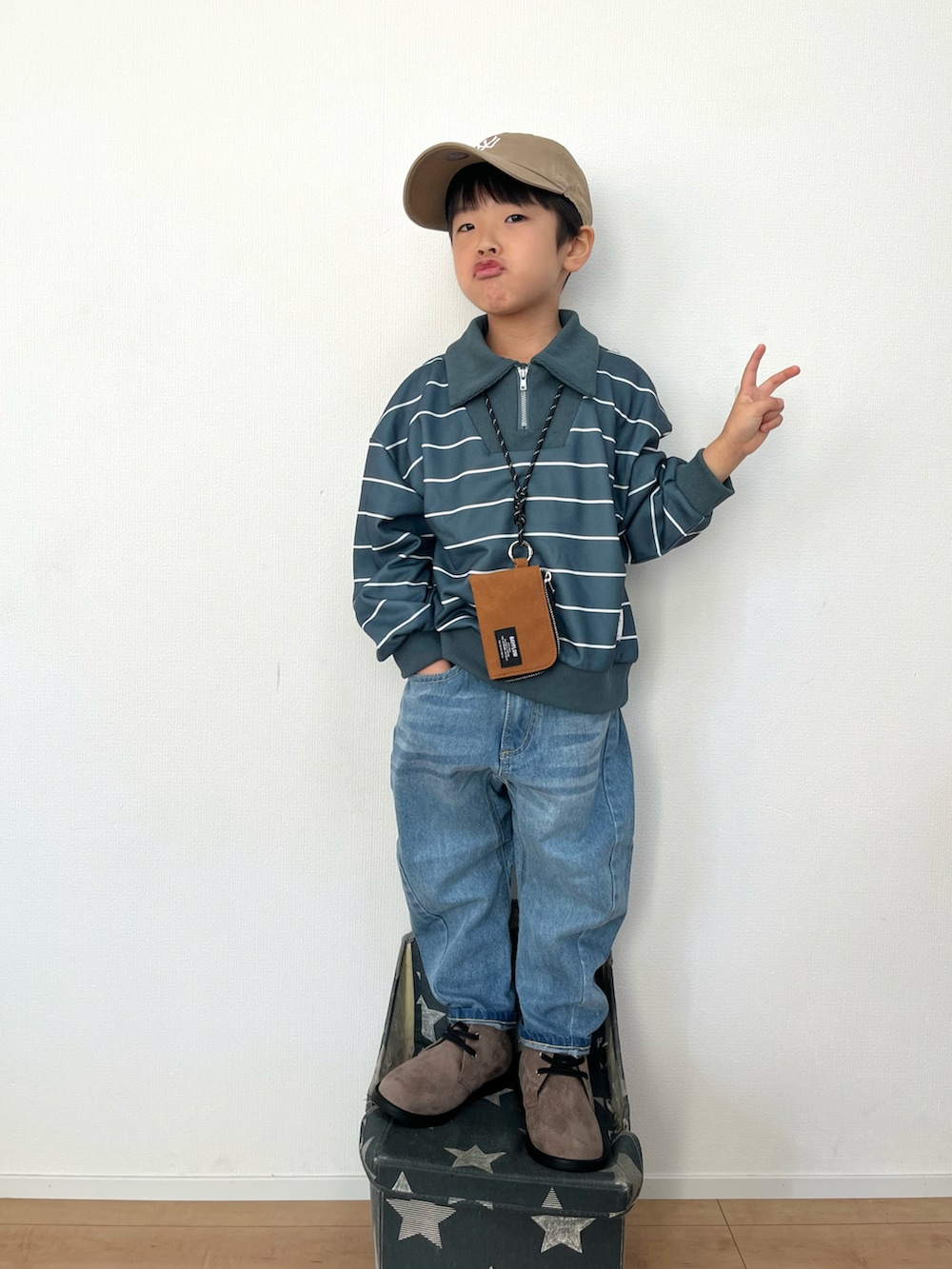 グリーン系のTシャツ/カットソー、ブルー系のデニムパンツ、ブラウン系のその他シューズを着用したキッズの冬コーディネートの3枚目の写真