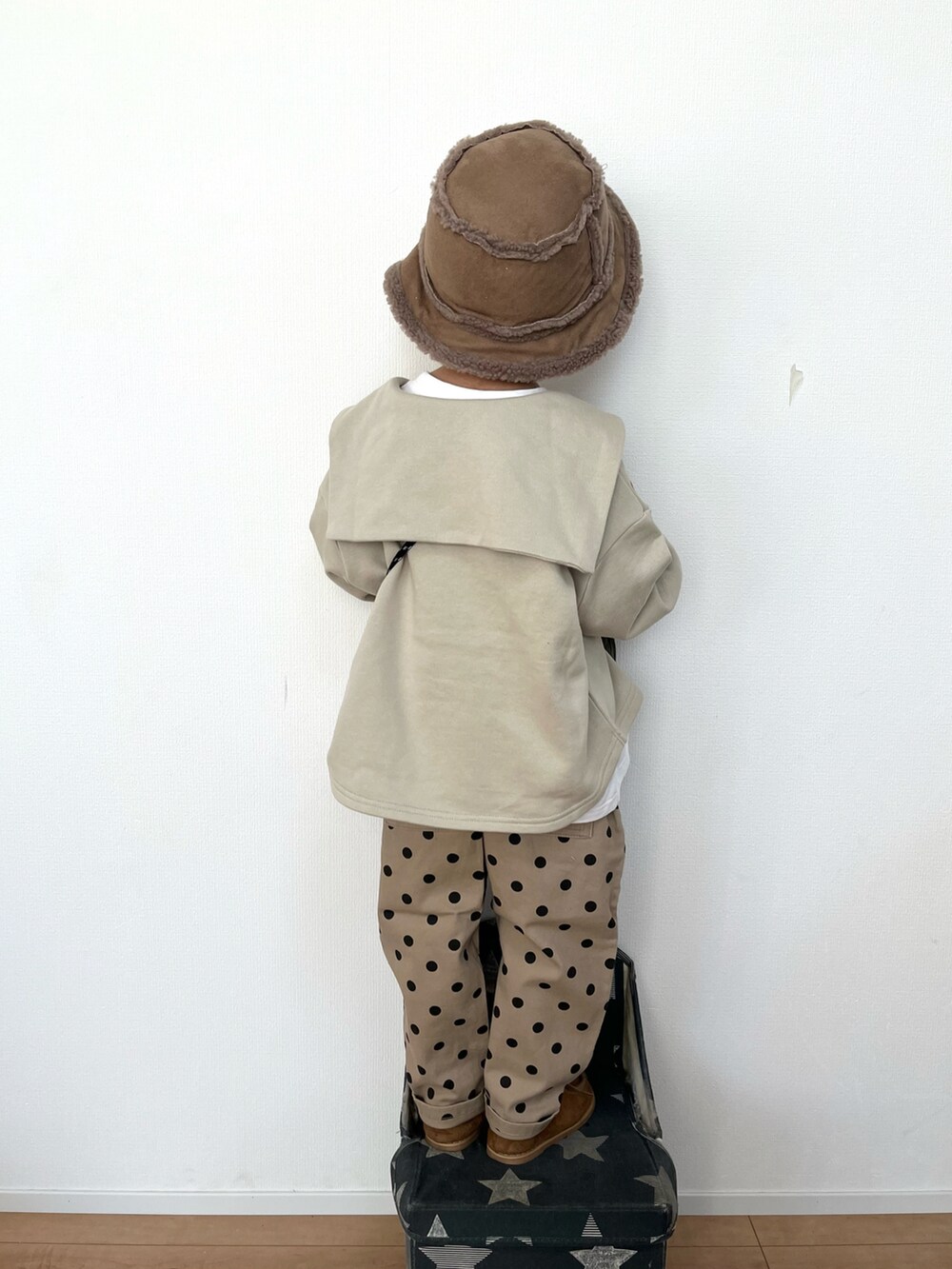 グリーン系のショルダーバッグ、ホワイト系のTシャツ/カットソー、ベージュ系のその他パンツを着用したキッズの冬コーディネートの4枚目の写真