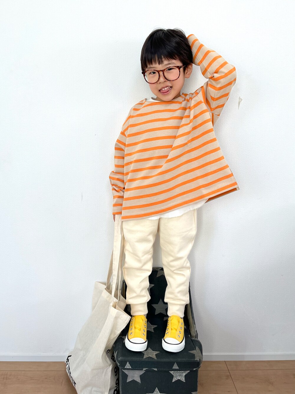 オレンジ系のTシャツ/カットソー、ホワイト系のTシャツ/カットソー、ホワイト系のその他パンツを着用したキッズの冬コーディネートの4枚目の写真