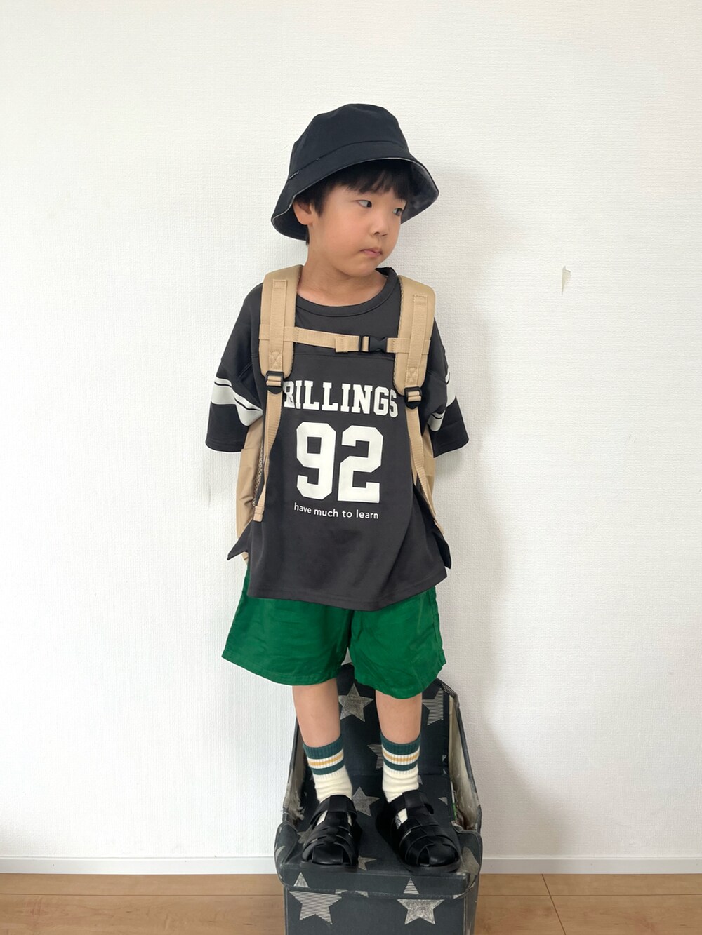 ベージュ系のバックパック/リュック、グレー系のTシャツ/カットソー、グリーン系のその他パンツを着用したキッズの夏コーディネートの2枚目の写真