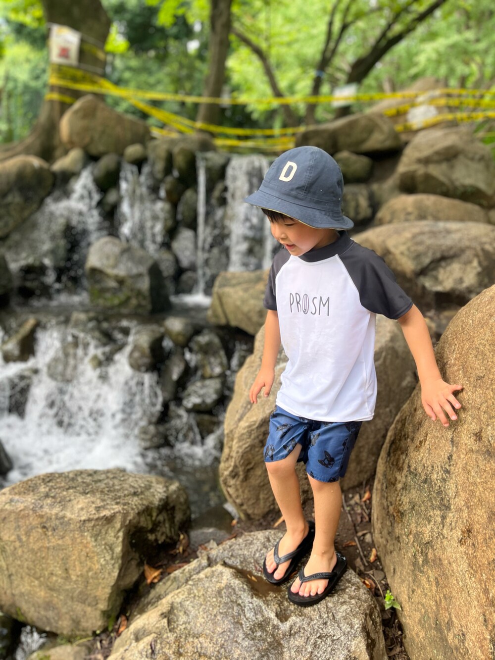 パープル系のTシャツ/カットソー、グレー系のその他パンツ、ブラック系のサンダルを着用したキッズの夏コーディネートの3枚目の写真