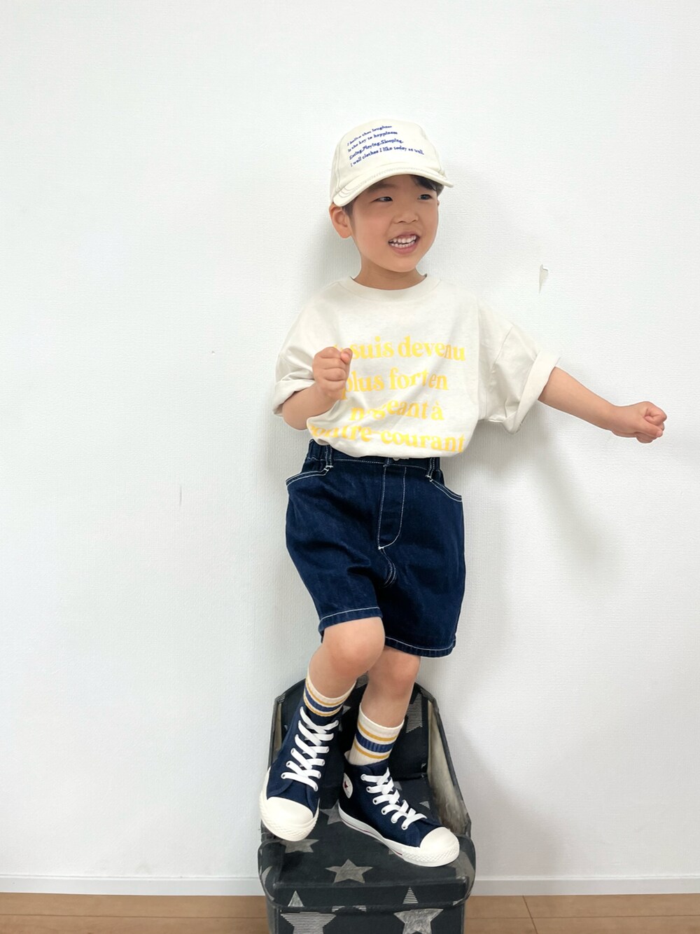 ホワイト系のTシャツ/カットソー、ブルー系のデニムパンツ、ブルー系のスニーカーを着用したキッズの春コーディネートの3枚目の写真