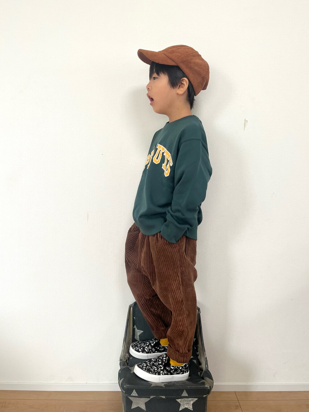 グリーン系のスウェット、ブラウン系のその他パンツ、ブラック系のスリッポンを着用したキッズの秋コーディネートの2枚目の写真