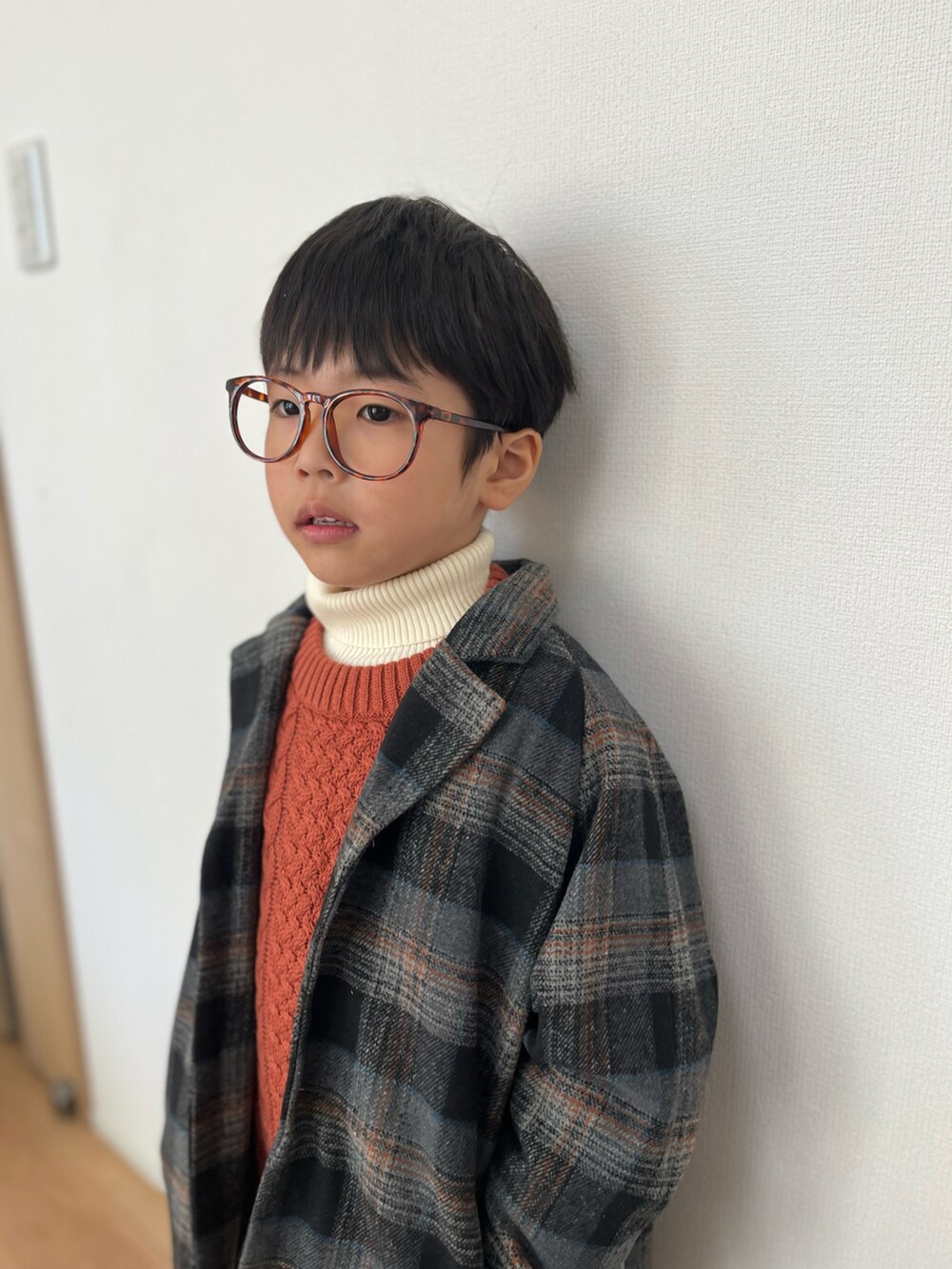 その他のジャケット/アウター、レッド系のニット/セーター、ホワイト系のニット/セーターを着用したキッズの秋コーディネートの3枚目の写真