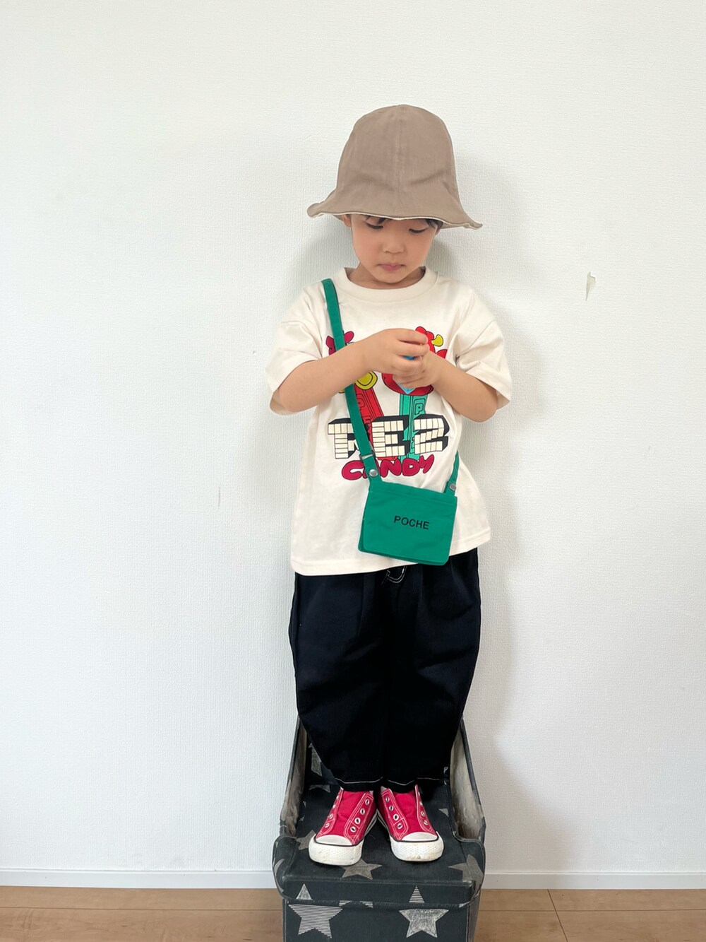 ホワイト系のTシャツ/カットソー、グリーン系のショルダーバッグ、ブラック系のその他パンツを着用したキッズの夏コーディネートの3枚目の写真