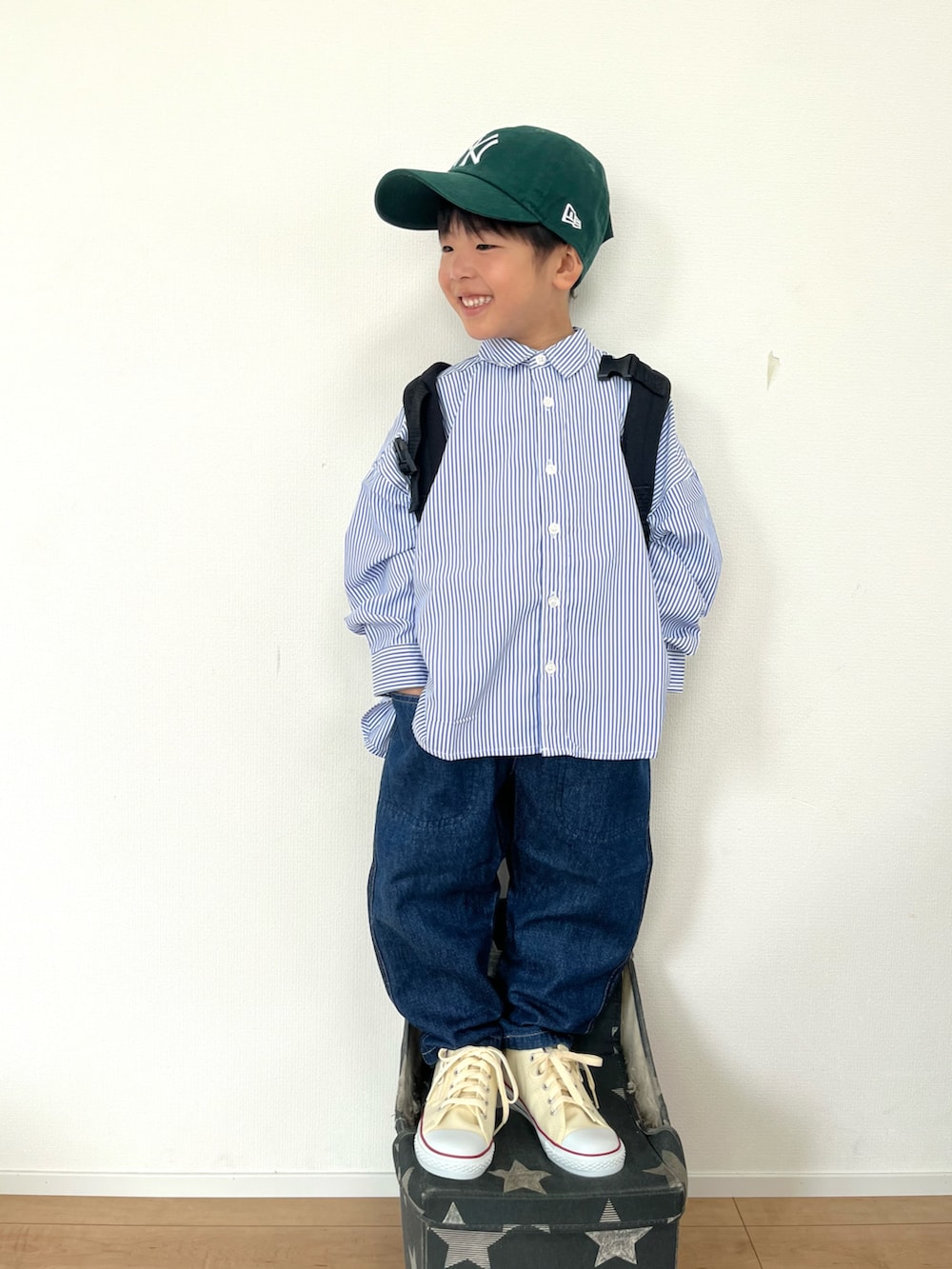 ブルー系のシャツ/ブラウス、ブルー系のその他パンツ、ブラック系のバックパック/リュックを着用したキッズの秋コーディネートの3枚目の写真