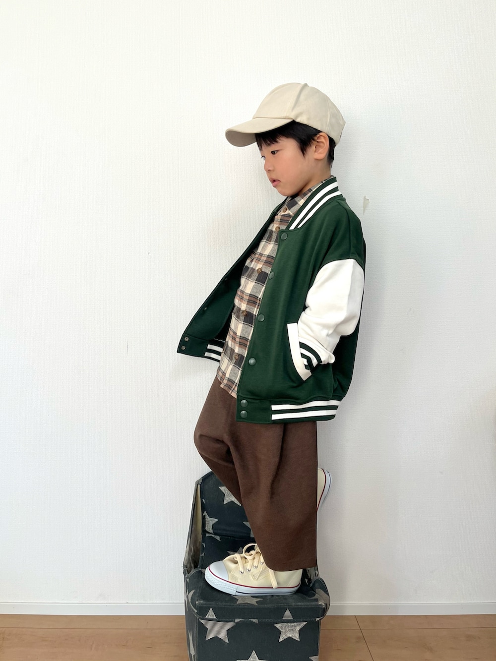 グリーン系のブルゾン、ブラウン系のシャツ/ブラウス、ブラウン系のその他パンツを着用したキッズの秋コーディネートの3枚目の写真