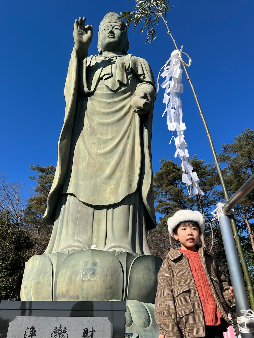 その他のブルゾン、レッド系のニット/セーター、ブラック系のその他パンツを着用したキッズの冬コーディネートの3枚目の写真