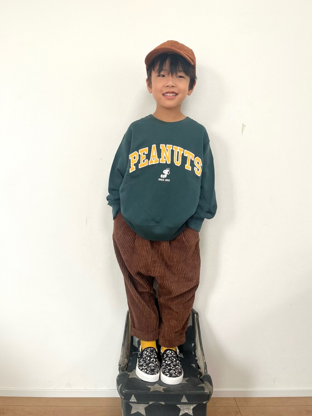 グリーン系のスウェット、ブラウン系のその他パンツ、ブラック系のスリッポンを着用したキッズの秋コーディネートの3枚目の写真