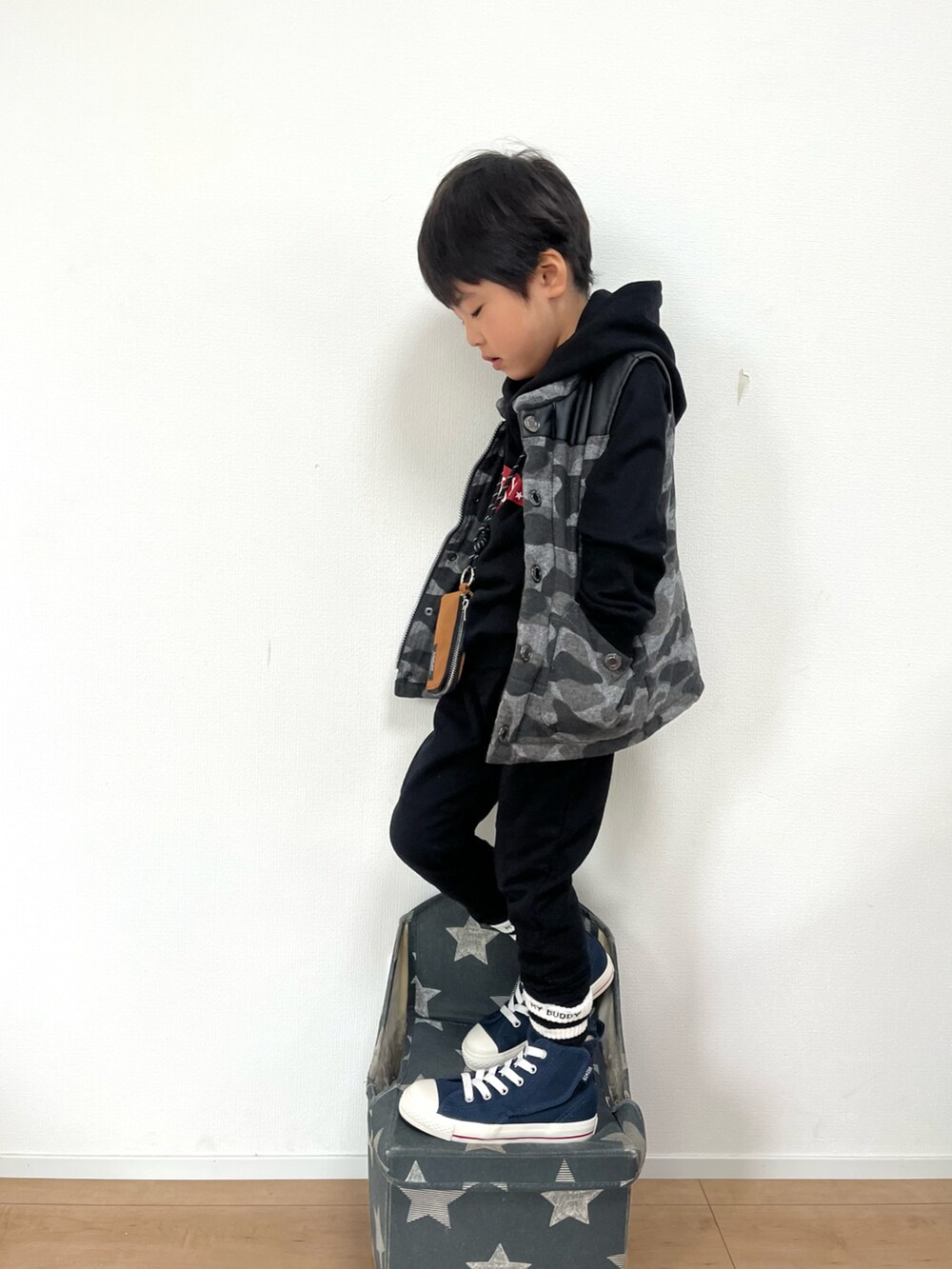 ブラック系のパーカー、ブラック系のスウェットパンツ、ブルー系のスニーカーを着用したキッズの秋コーディネートの2枚目の写真