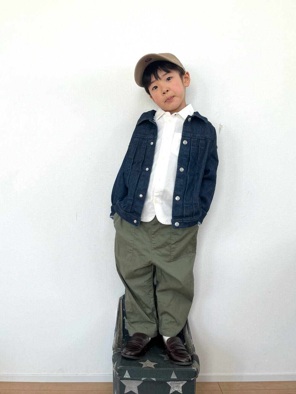 ブルー系のブルゾン、ホワイト系のシャツ/ブラウス、グリーン系のその他パンツを着用したキッズの冬コーディネートの2枚目の写真