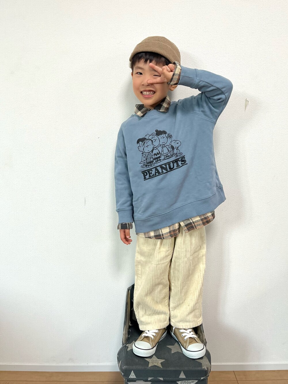 ブルー系のスウェット、ブラウン系のシャツ/ブラウス、ホワイト系のその他パンツを着用したキッズの秋コーディネートの2枚目の写真
