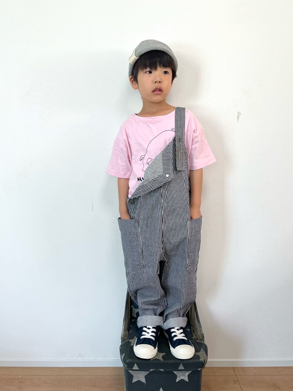 ピンク系のTシャツ/カットソー、その他のサロペット/オーバーオール、ブルー系のスニーカーを着用したキッズの夏コーディネートの2枚目の写真