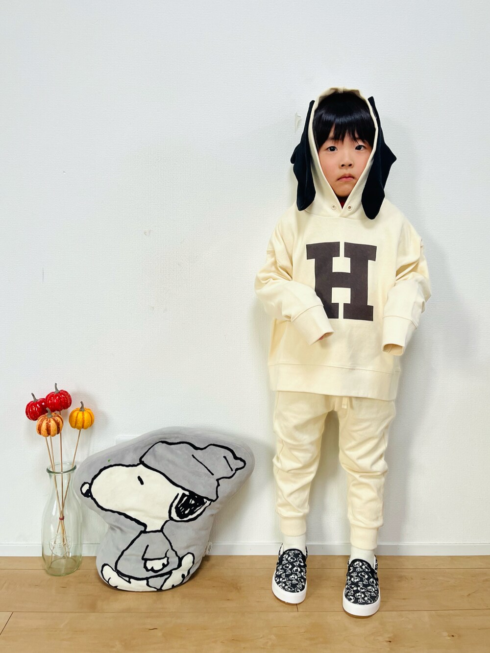 「WEARハロウィン2022、ハロウィン、セットアップ、スヌーピー、シンプルコーデ、カジュアルコーデ、ワントーンコーデ、秋冬コーデ、ビッグシルエット、LOWRYS FARM、パーカー、ロゴスウェット、スウェットパンツ、スリッポン、スニーカー」｜「LOWRYS FARMのＵＳＡウラケロゴフーディ　227843（Tシャツ/カットソー、ホワイト系）」を使った、kotaさん（キッズ・100cm）の秋コーディネートの3枚目の写真