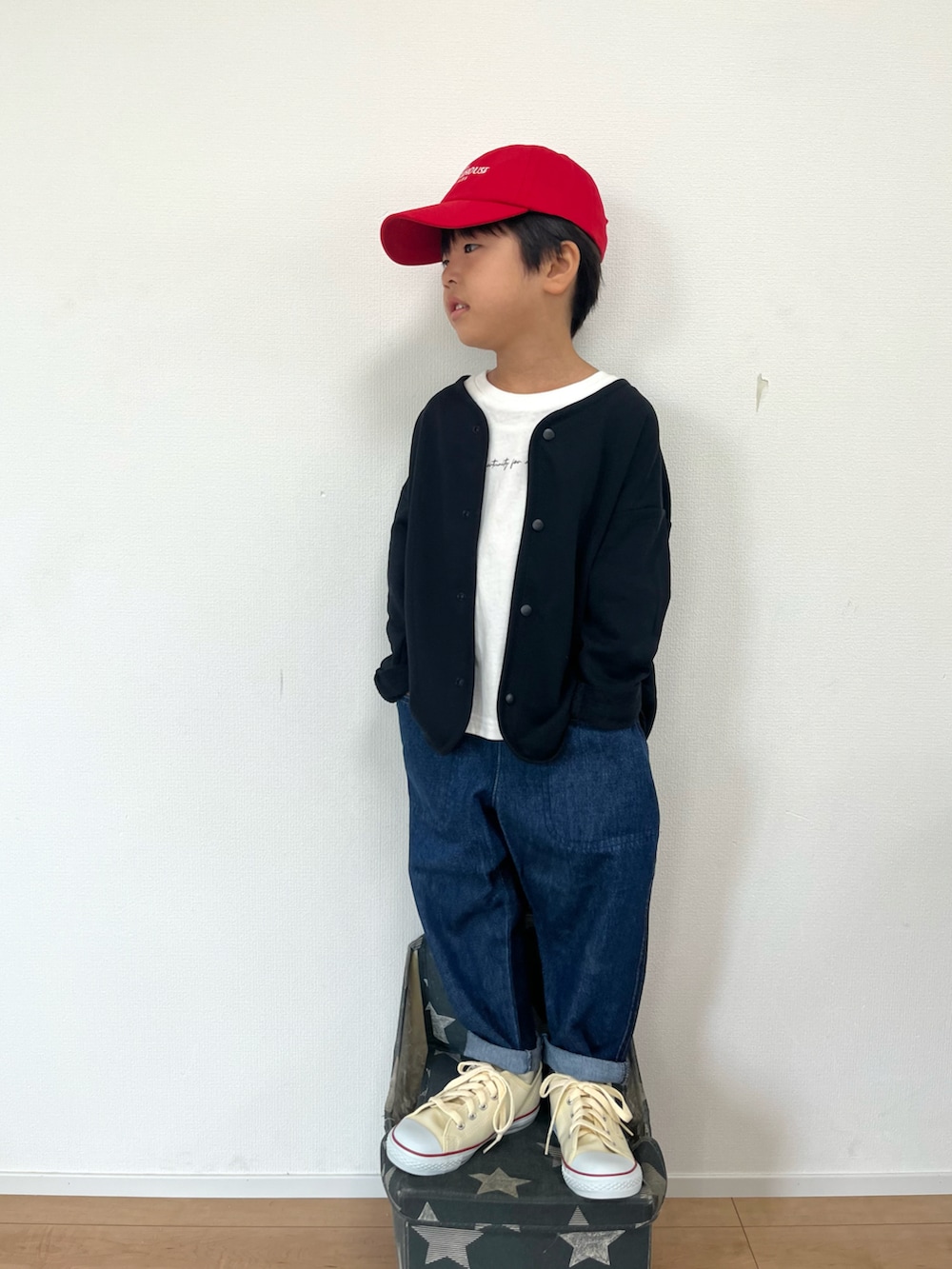 ブラック系のカーディガン/ボレロ、ベージュ系のTシャツ/カットソー、ブルー系のその他パンツを着用したキッズの秋コーディネートの2枚目の写真