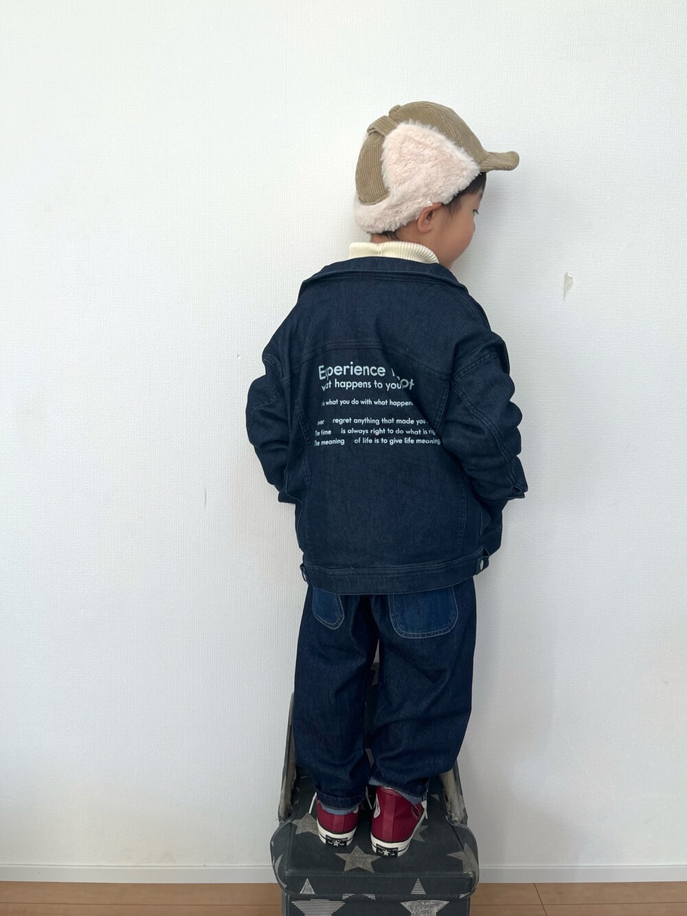 ブルー系のブルゾン、レッド系のスウェット、ホワイト系のニット/セーターを着用したキッズの冬コーディネートの3枚目の写真