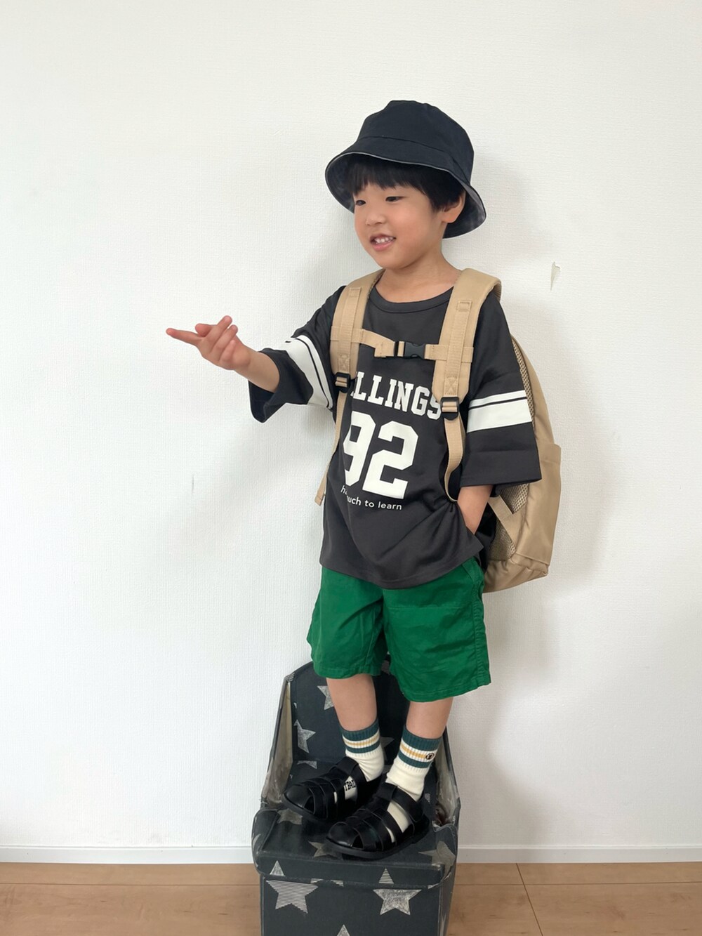 ベージュ系のバックパック/リュック、グレー系のTシャツ/カットソー、グリーン系のその他パンツを着用したキッズの夏コーディネートの3枚目の写真