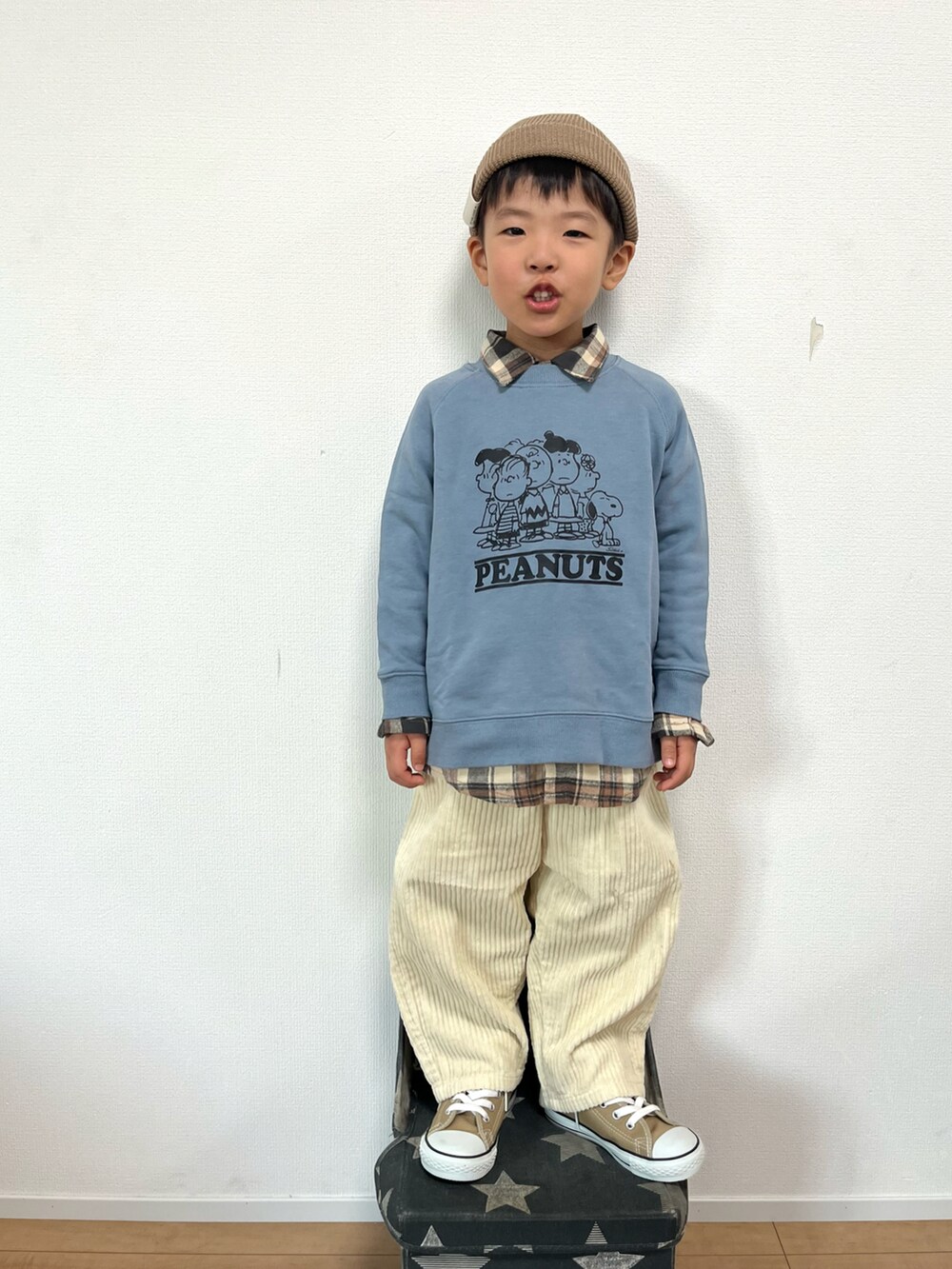 ブルー系のスウェット、ブラウン系のシャツ/ブラウス、ホワイト系のその他パンツを着用したキッズの秋コーディネートの3枚目の写真