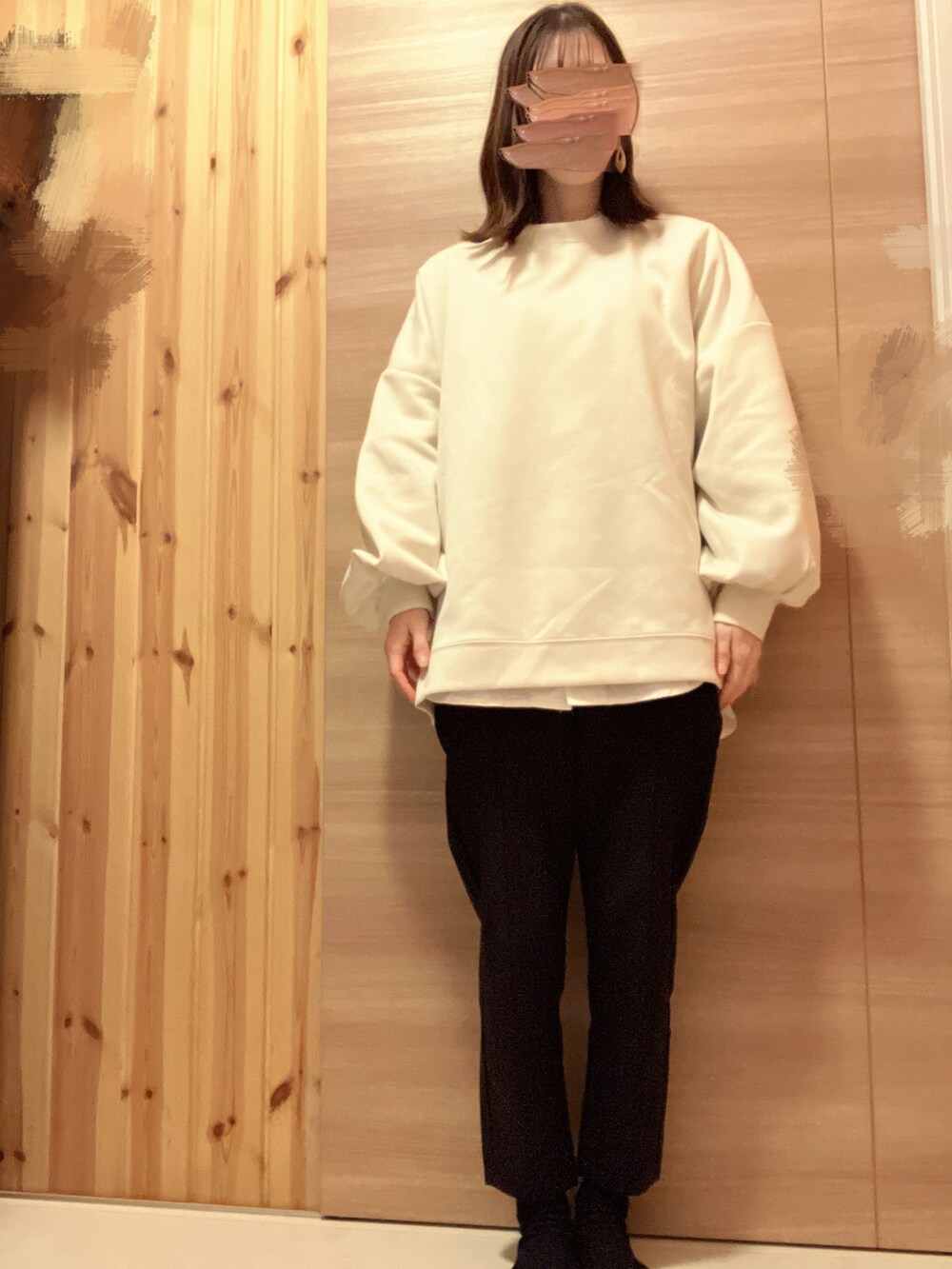 ホワイト系のスウェット、ホワイト系のその他パンツ、ベージュ系のトレンチコートを着用したレディースの冬コーディネートの2枚目の写真