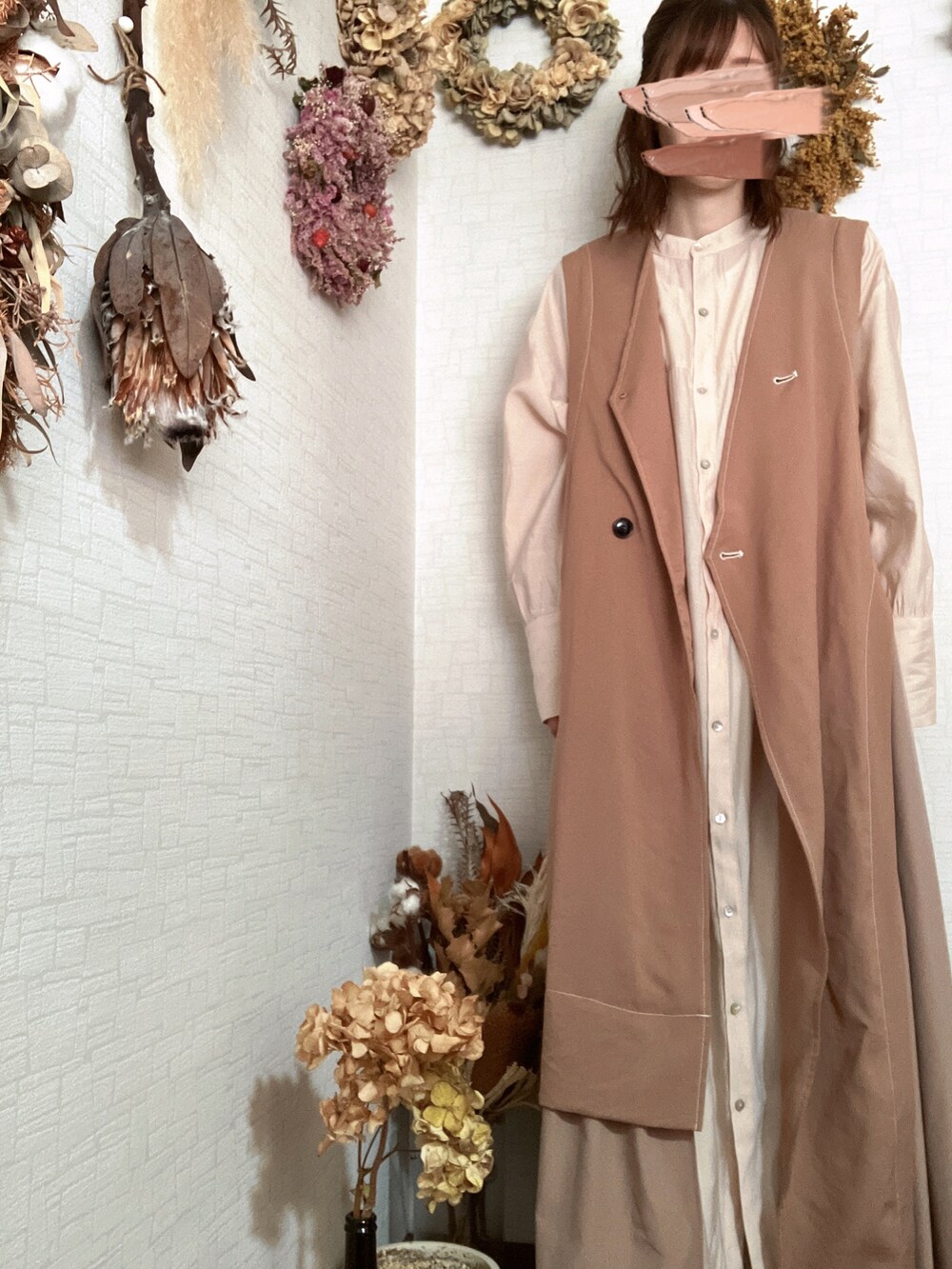 ベージュ系のシャツワンピース、ホワイト系のその他パンツを着用したレディースの秋コーディネートの2枚目の写真