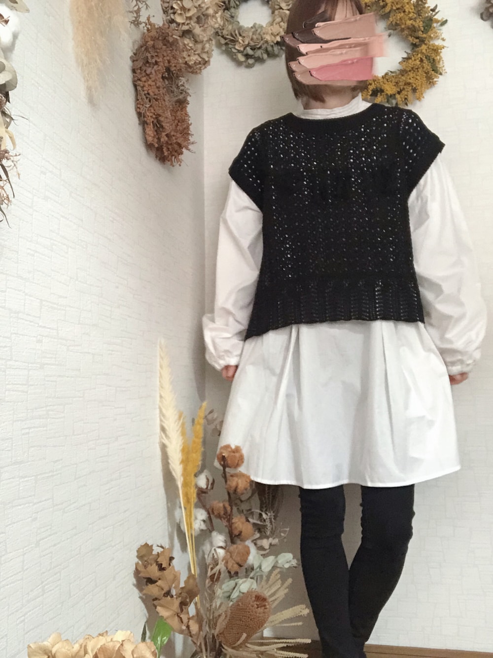 ブラック系のニット/セーター、ホワイト系のシャツ/ブラウス、ブラック系のその他パンツを着用したレディースの春コーディネートの2枚目の写真