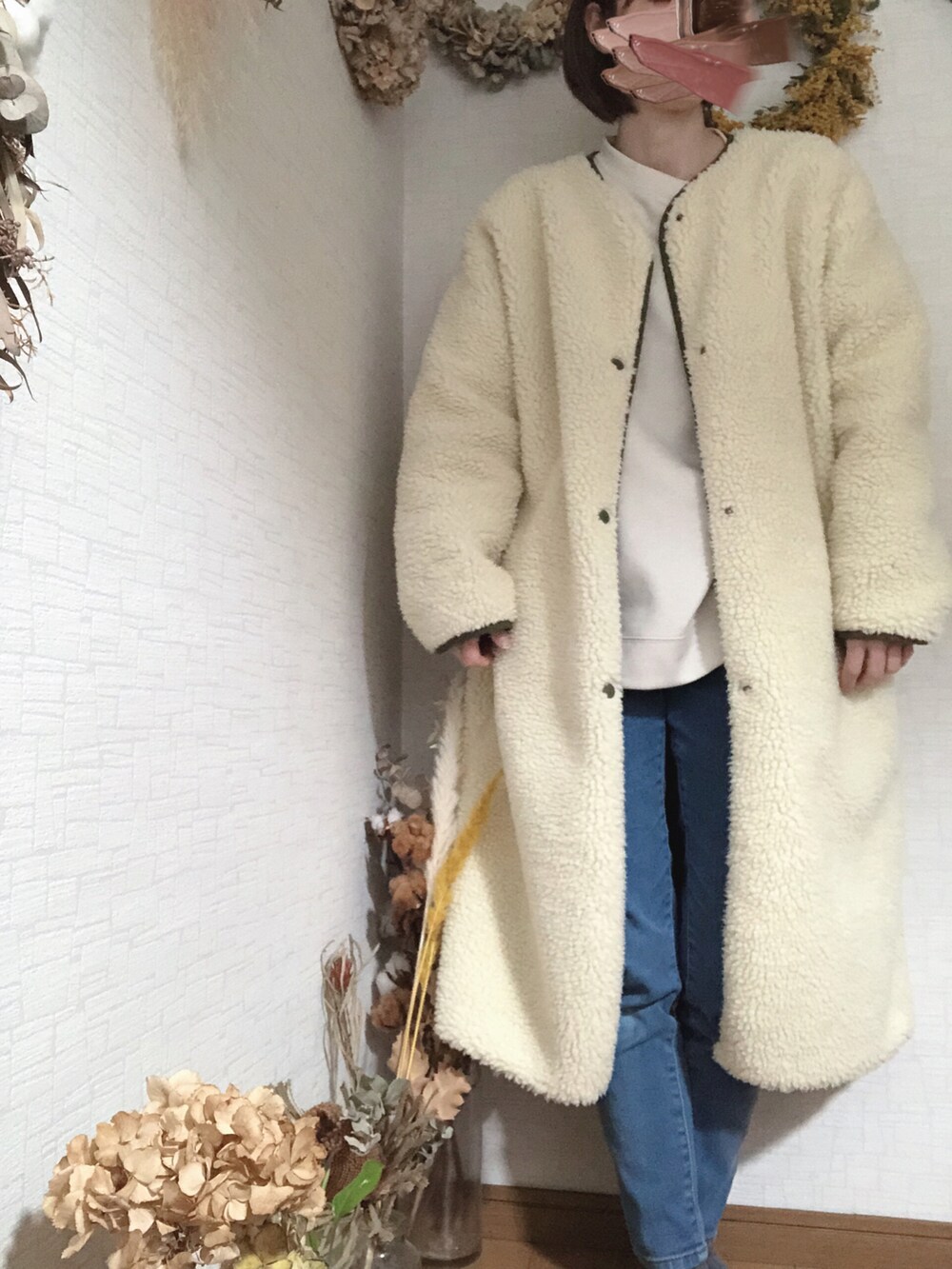 ホワイト系のTシャツ/カットソー、ブラック系のデニムパンツを着用したレディースの春コーディネートの2枚目の写真